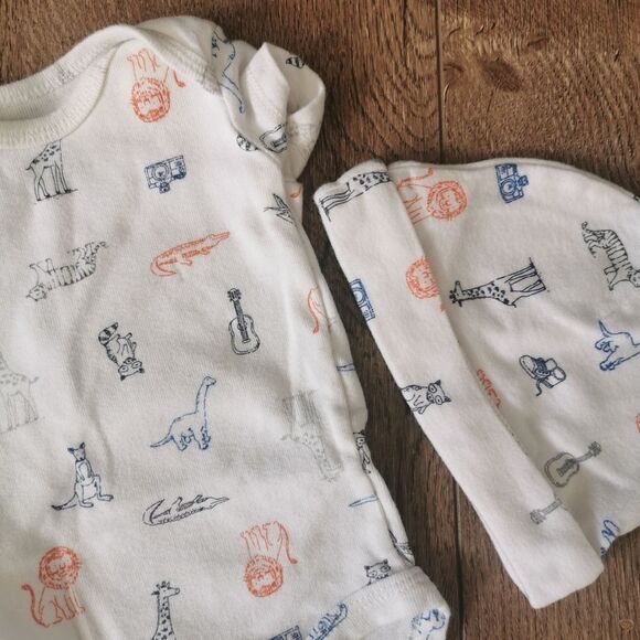 3/$15 Carter's onesie set size NB - Picture 2 of 4